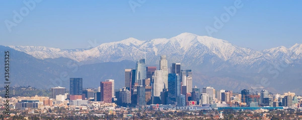 Fototapeta Centrum Los Angeles z daleka z Snowy San Gabriel Mountains - Panorama