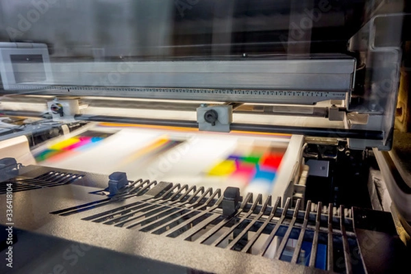 Fototapeta 高速で印刷排紙される枚葉印刷機のアップ。