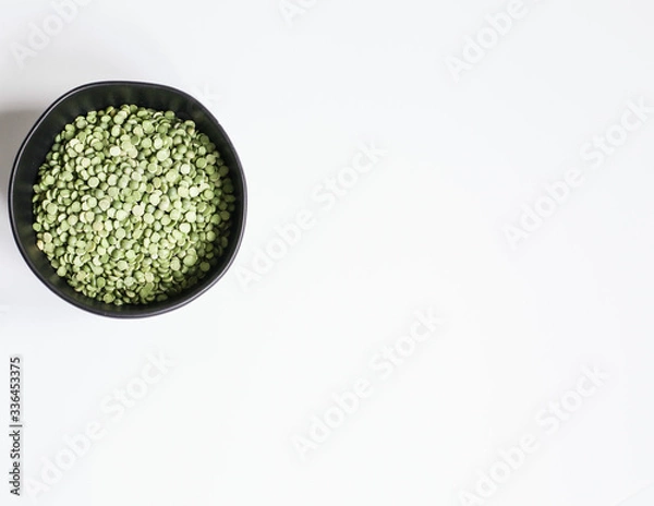 Obraz green dried split peas in a bowl
