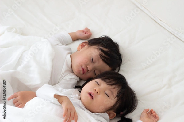 Fototapeta 子供　昼寝