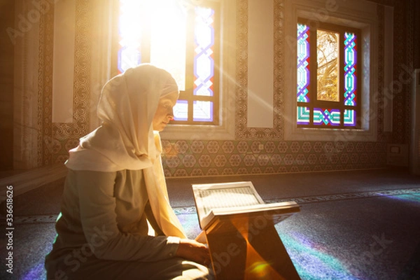 Fototapeta Muslim woman under the sunlight