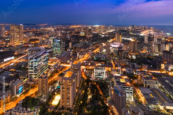 Fototapeta Night view from a skyscraper in Lower Parel, downtown Mumbai. This view spans almost 50-60% of the island city, covering areas from Lower Parel to Nariman Point, and Lalbaug to Haji Ali.