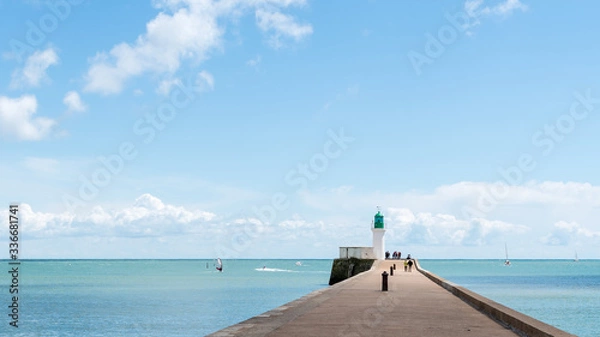 Fototapeta Jetée et phare des Sables d'Olonne en Vendée
