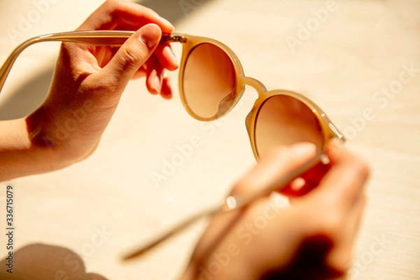 Fototapeta 手に持ったサングラス　夕日　きれいな影