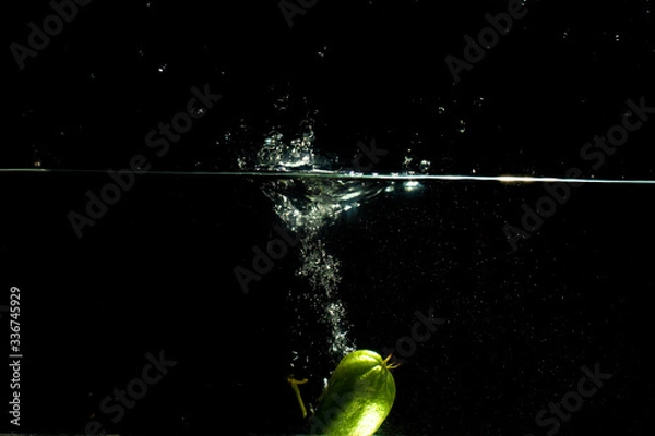Fototapeta fresh starfruit water splash with black background