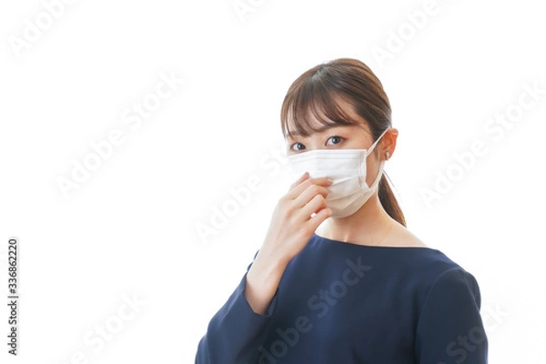 Fototapeta マスクをした若い女性