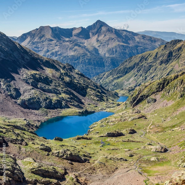 Fototapeta Paisaje del pirineo catalan de subida a la cima de la montaña de La Pica de Estats (Cataluña, España).
