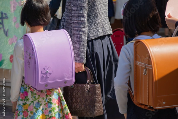 Obraz 入学式に向かうランドセルをしょった新一年生と保護者の列