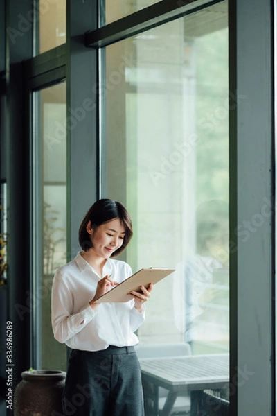 Fototapeta Young Asian business woman