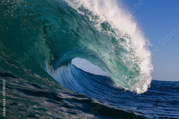 Fototapeta a wave crashing