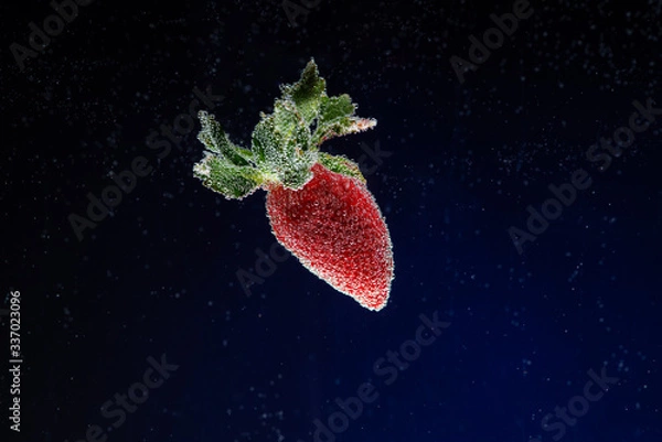 Fototapeta strawberry falling into water