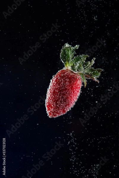 Fototapeta strawberry falling into water