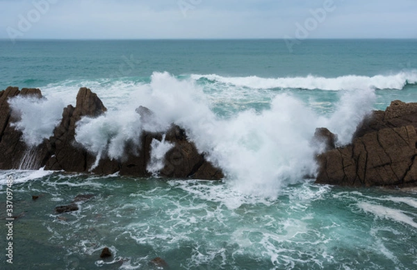 Obraz Waves crushing on the oceans rocks