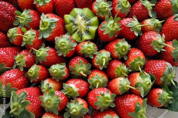 Fototapeta Strawberries bouquet arrangement with a kiwi in the center