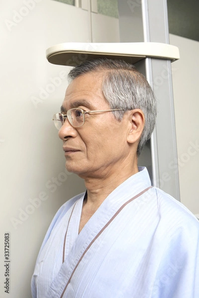 Obraz 身長を測る男性