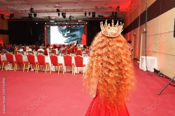 Fototapeta crown on a red background