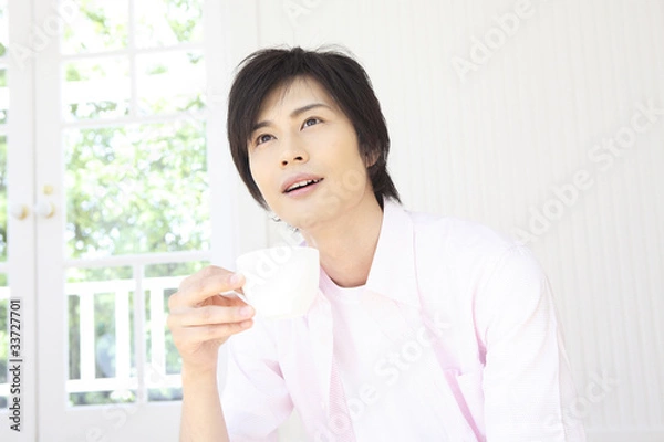 Fototapeta リビングでコーヒー飲む男性