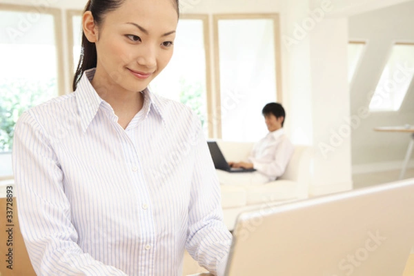 Fototapeta パソコンを操作する女性