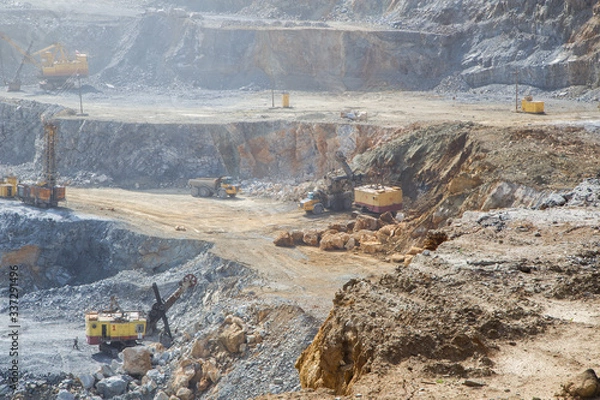 Fototapeta Pracująca koparia mechaniczna łopata mechaniczna w kamieniołomu rud Magnezite Open Pit