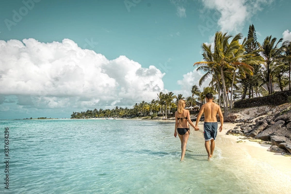 Fototapeta Para spaceru na plaży na wymarzonej plaży na Mauritiusie
