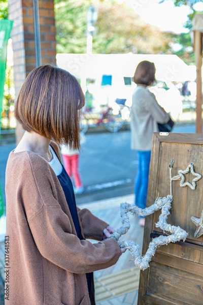 Obraz ハンドメイドマーケットを物色する若い女性