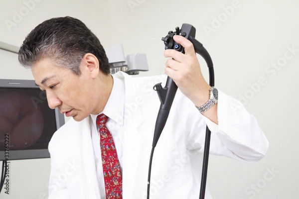 Obraz 内視鏡で患者の胃を調べる医者