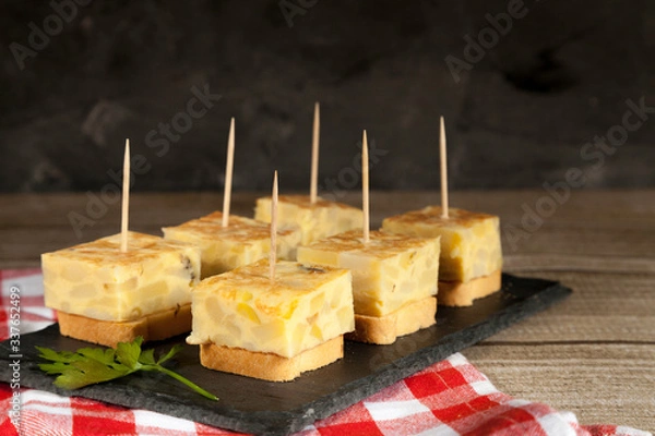 Obraz Spanish omelette brochettes on wooden table