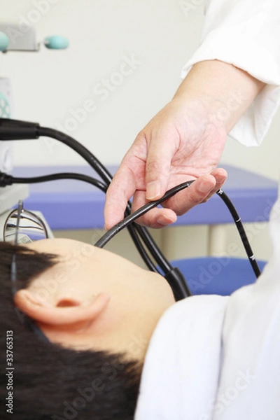 Obraz 内視鏡を患者の鼻から差し込む医者