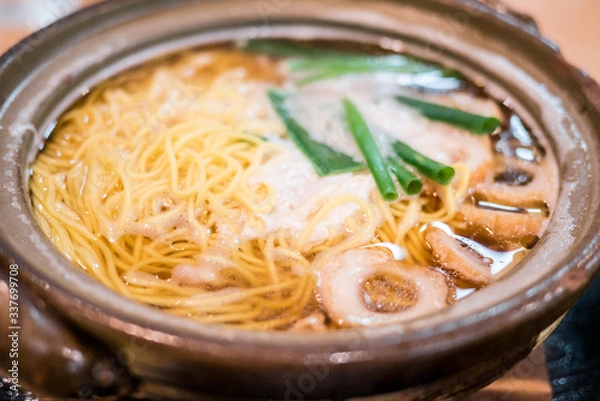 Obraz 土鍋にあつあつが美味しい高知名物、須崎の鍋焼ラーメン。