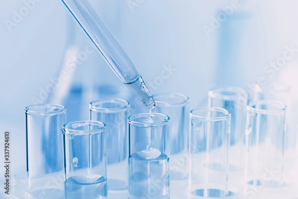 Obraz A pipette that adds fluid to one of several tubes. Lab tests