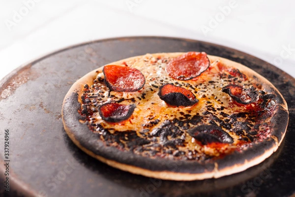 Obraz Burned Pepperoni Pizza 