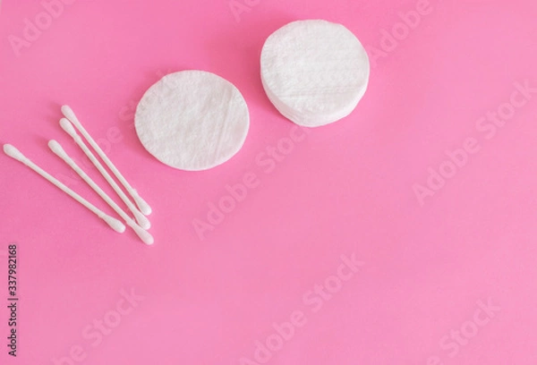 Obraz cotton buds and makeup cleaning discs on a pink background with copy space