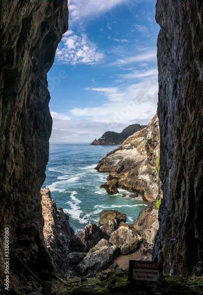 Fototapeta ocean through cave opening