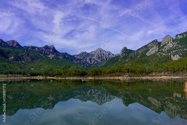 Obraz laguna verde entre montañas con cielo azul