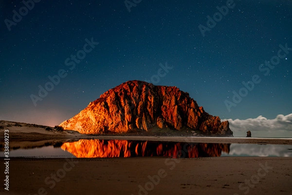 Obraz View of Morro Rock on Morro Rock Beach during sunset