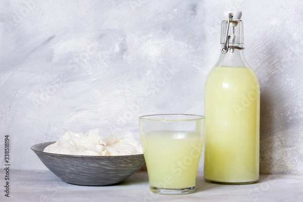 Fototapeta Serum mleczne. Serwatka z domowego twarożku.