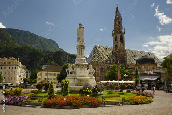 Obraz Marktplatz mit Brunnen und Kirche in Bozen