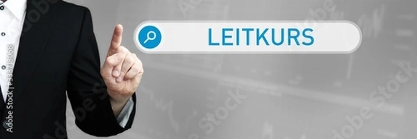 Fototapeta Leitkurs. Mann im Anzug zeigt mit dem Finger auf ein Suchfeld. Das Wort Leitkurs steht in der Suche. Symbol für Business, Finanzen, Statistik, Analyse, Wirtschaft
