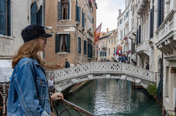Obraz girl standing on a bridge in venice italy