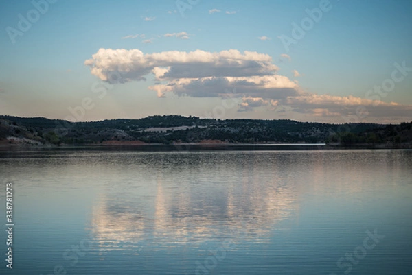 Fototapeta Colores del atardecer reflejados en un lago.