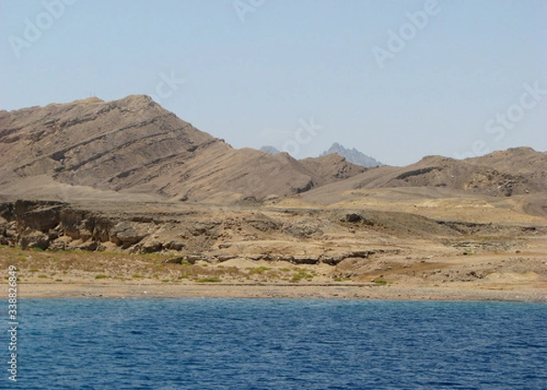 Fototapeta Deserted island in the Red Sea. The landscape of the Arabian desert is characteristic of the islands in the Hurghada region. 