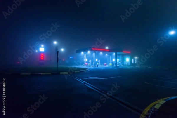 Obraz Nocna stacja benzynowa we mgle