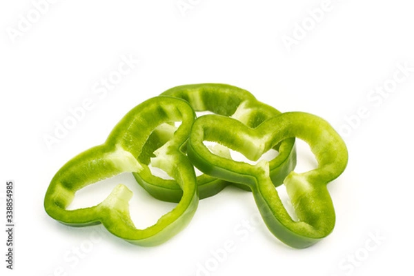 Fototapeta Pimientos verdes en rodajas sobre fondo blanco aislado. Vista de frente y superior. Copy space