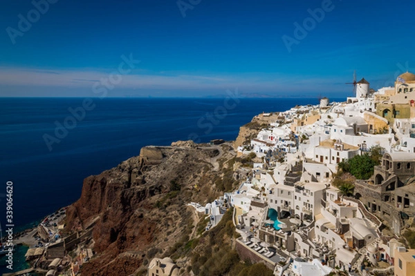 Fototapeta Overlooking the town of Oia on the edge of the beautiful Caldera ocean on the island of Santorini, Greece