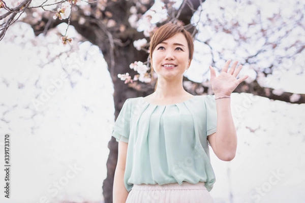 Fototapeta 春の女性
