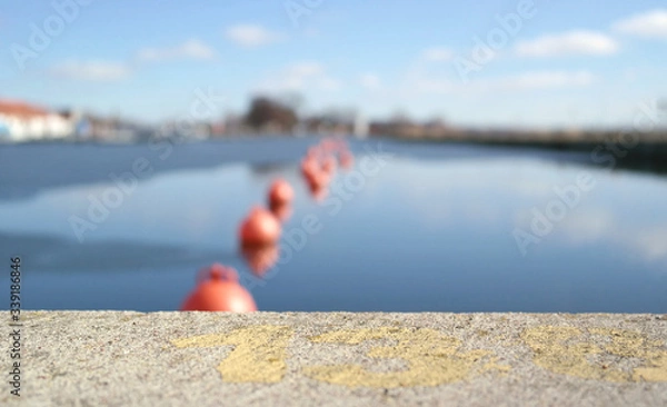 Obraz Czerwone boje na niebieskim tle 