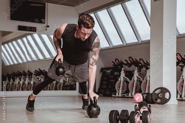 Obraz Personal trainer italiano che effettua dimostrazioni visive dei suoi allenamenti, eseguite a corpo libero. Concentrazione, forza e mente sono alla base del suo lavoro.