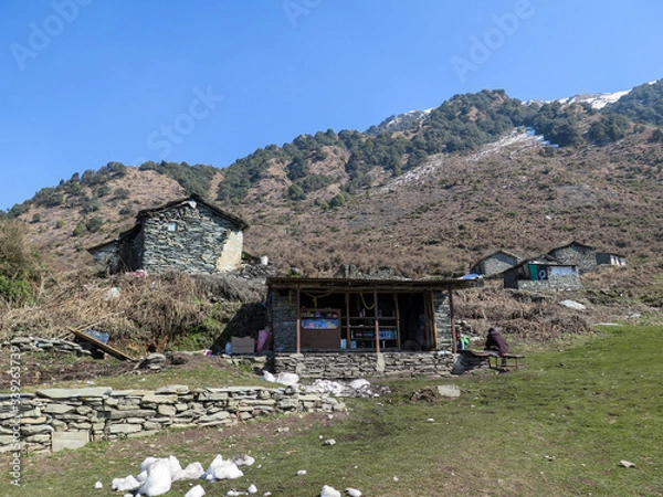 Fototapeta Shelters and a stall on the triund trek in McLeod Ganj