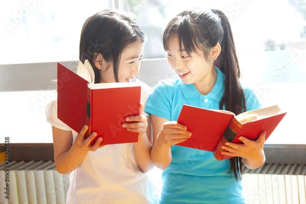 Obraz 図書室で本を読む小学生女子