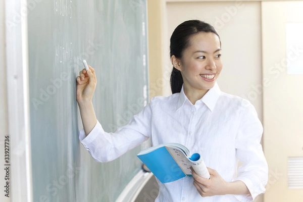 Obraz 黒板に問題を書く女性教師